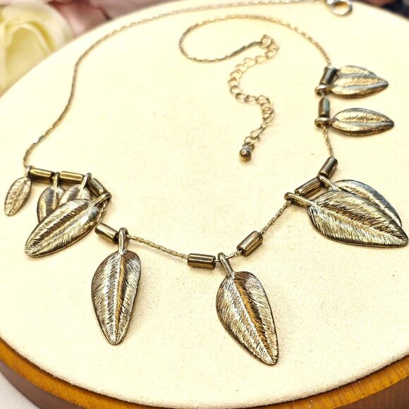 🔥$5/$25 Golden Leafy Necklace - Picture 6 of 8